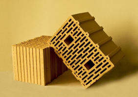 Суд заехал под кирпич