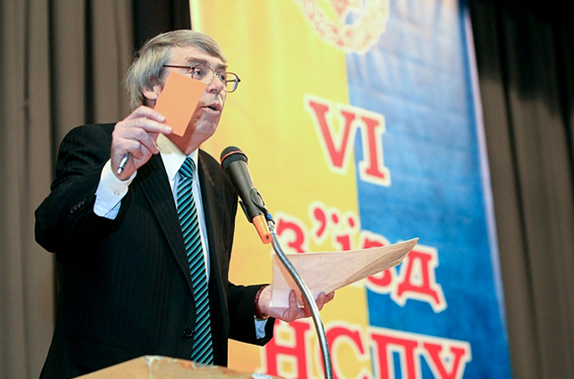 Голові Спілки письменників Баранову спалили дачу і вимагають піти у відставку