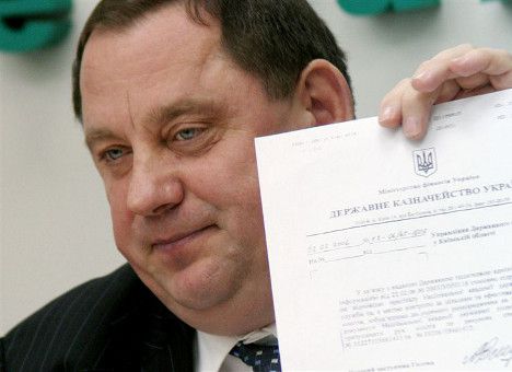 Коррупционер Мельник перепродает награбленное кипрскому оффшору