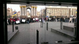 Люди захватившие "Глобус" пикетировали посольство Великобритании