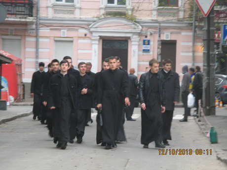 В Десятинном переулке застройщика охраняли попы в рясах