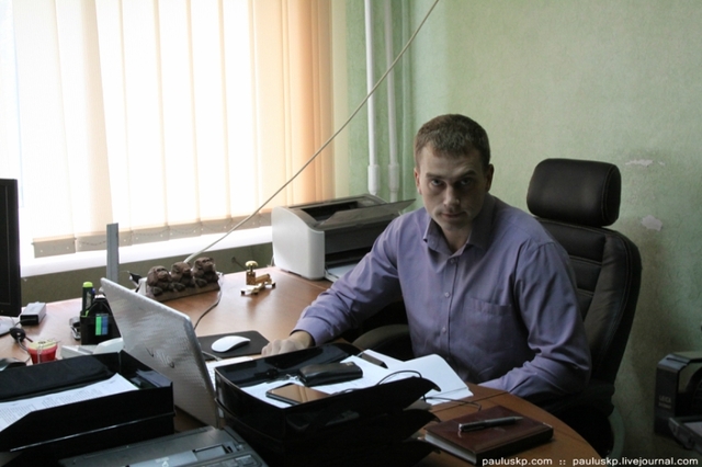 Сколько стоит степлер на столе у мента?