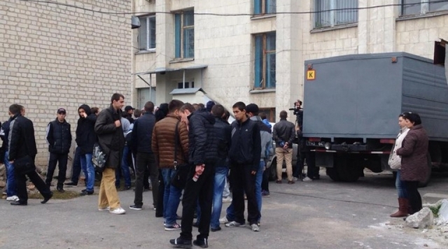 Кіровоградські учні та студенти біля суду вимагали розстрілу для прокурора-вбивці