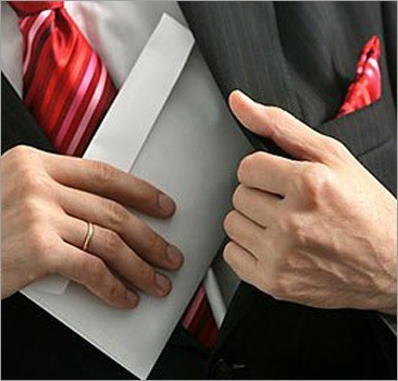 При получении взятки 1,6 млн. грн задержан налоговик