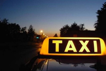 Таксист выгнал из машины и попытался придавить судью, узнав её мнение о Евромайдане