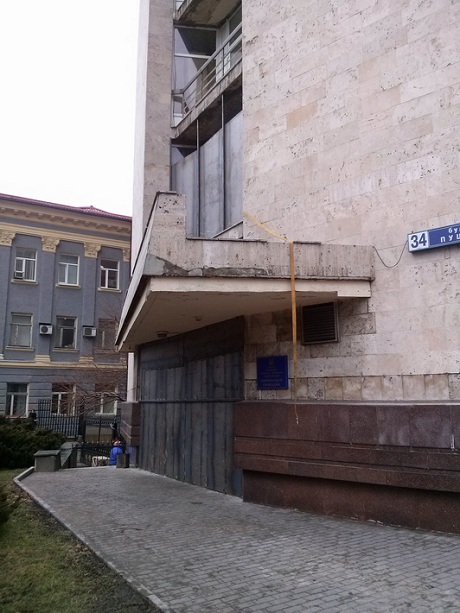 Донецкие власти на всякий случай укрепляют админздания сталью