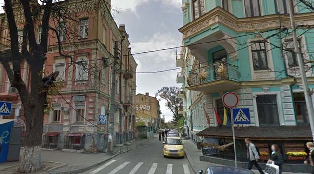 Рейдери в рясах, або як Кремлівський паханат захоплює Десятинний провулок