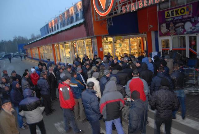 Киевляне протестовали под офисом крупнейшего строительного гипермаркета "Эпицентр"