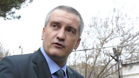 Аксенов собрался отобрать землю в Крыму и отдать ее российским корпорациям