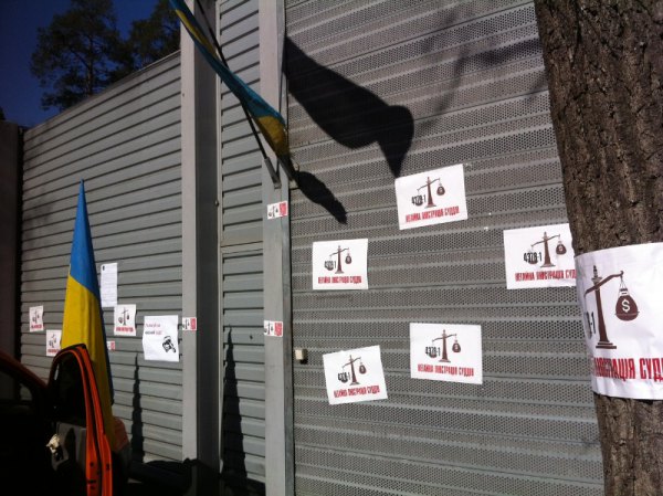 Як тітушки в мантіях борються за право їх носити далі