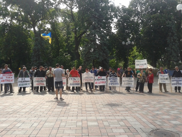 Митингующие требуют от Яценюка снятия с должности замминистра Диденко