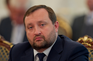 Жена Арбузова пыталась снять в банке наличными 50 млн. гривен