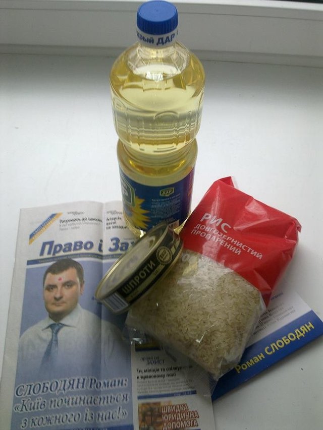 Кандидат до Київради Роман Слободян купує голоси за шпроти