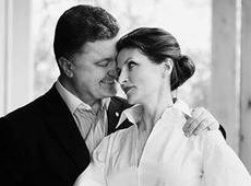 Дружина Порошенка полюбляє чорно-біле та носить міні