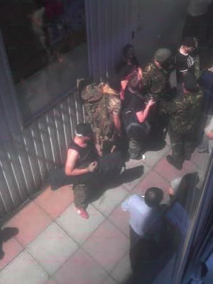 Уточнено. В Киеве около 50 вооруженных человек пытались захватить рынок "Детский пассаж"