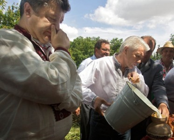 Миротворцы начали душить Порошенко в своих объятиях