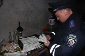 На милицейской гулянке в Одесской области гаишников бросили в фонтан