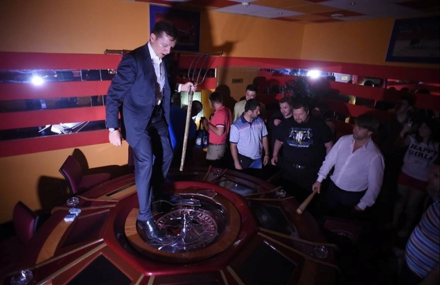 Ляшко «ограбил» казино на Троещине, а деньги раздал прохожим