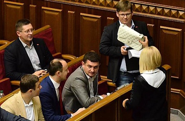 Анна Герман пожертвовала свою сумочку на нужды украинской армии