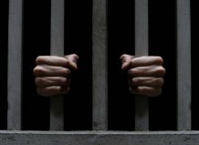 Суд решил хотя бы жену Шепелева в стране удержать