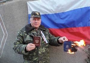 Желающих воевать не пускают, нежелающих - тянут на фронт насильно