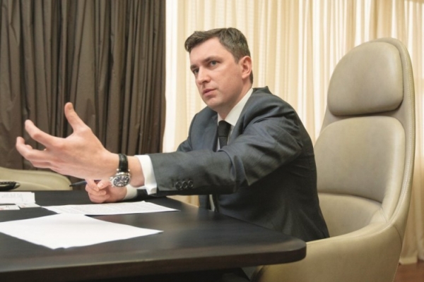 Глава Госфиска Билоус вовсю кутит в Facebook. За бюджетные деньги?