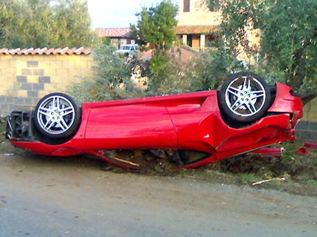 Машину депутата Госдумы опрокинули за попытку въехать в Крым без очереди