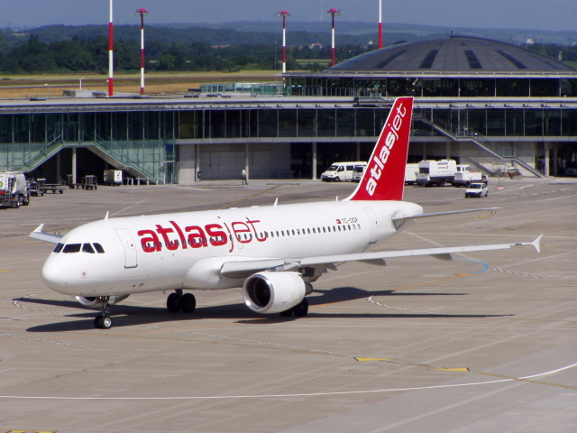 Первый внутренний рейс скандально известной дочерней авиакомпании AtlasJet может состояться осенью