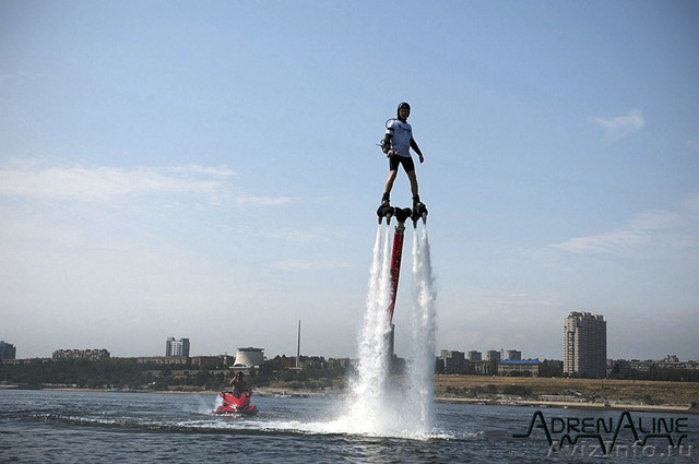 Сын Кернеса летает над водой на аппарате стоимостью свыше $10 тысяч