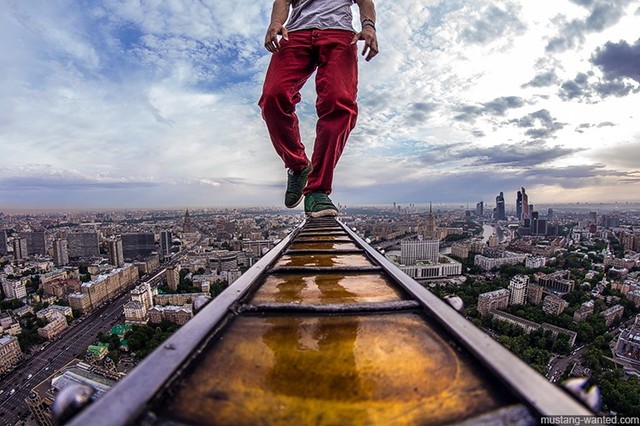 Стало известно кто вывесил украинский флаг над Москвой (ФОТО)