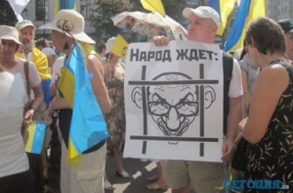 У Харкові тітушки спалили палатку, в якій збирали підписи за відставку Кернеса