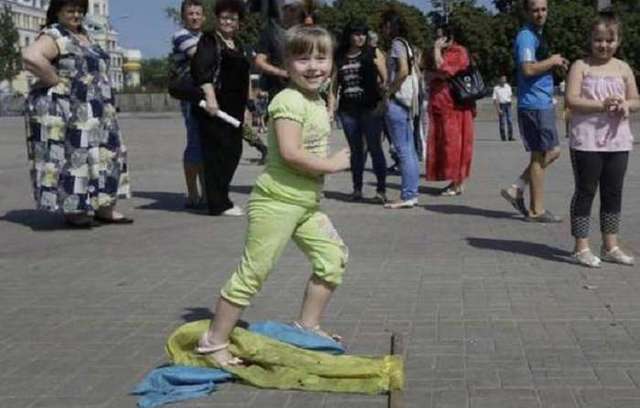 Прапор України нахабно топтали діти на "параді зла" у Донецьку