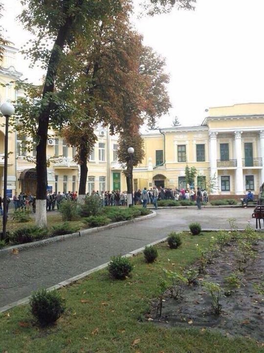 У харківському військоматі черга з охочих захищати Україну. ФОТОФАКТ