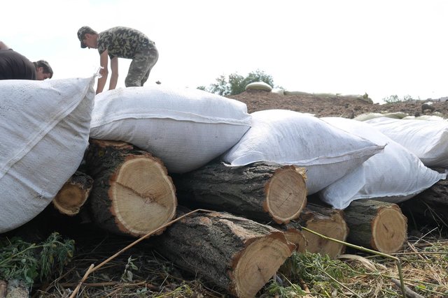 Мариупольцы помогают украинским солдатам рыть окопы и строить укрепления вокруг города. ФОТОФАКТ