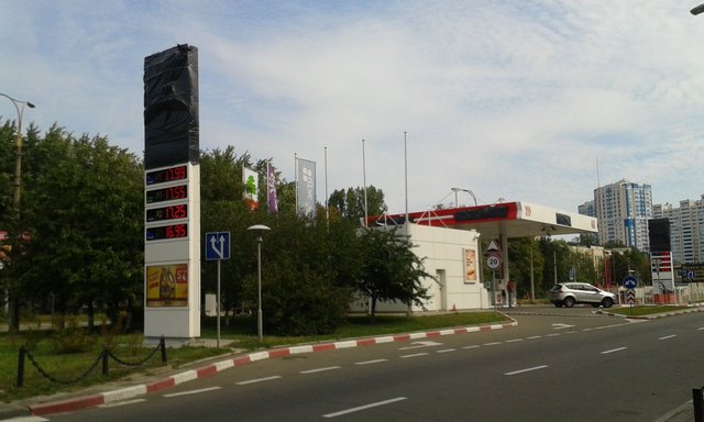 У Києві заправка «Лукоїл» замаскувалася, заклеївши свою назву. ФОТОФАКТ