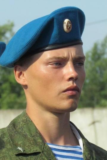 На фоне тел украинский военных фотографировался фашист из Питера. ФОТО