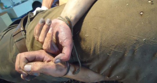 Російські окупанти на Донбасі катують полонених захистників України.