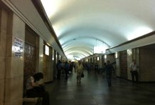 У Києві під потяг метро потрапили хлопець із дівчиною