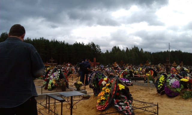 Могилы псковских десантников стерегут их бывшие сослуживцы