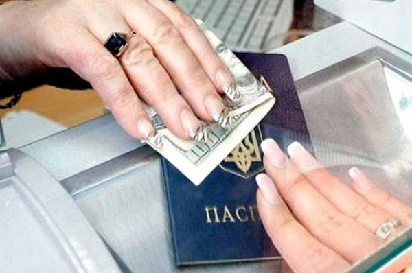 Нацбанк заборонить продавати більше $200 в одні руки