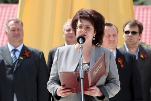 Мэр Красного луча Филиппова продает гумманитарку через магазины