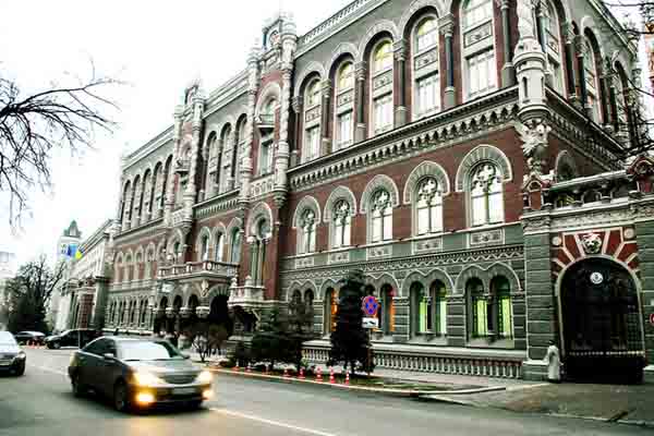 НБУ разрешил «любимым банкам» не платить по кредитам