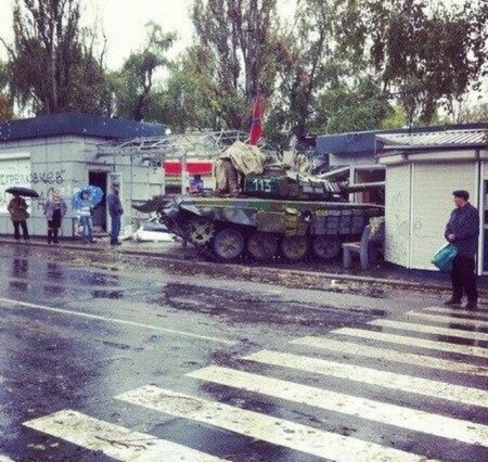 В Донецке танк бомбит прямо посреди рынка среди людей (ФОТОФАКТ)
