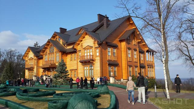 Беженцев из Донбасса выселяют из Межигорья за пьянство и аморальное поведение