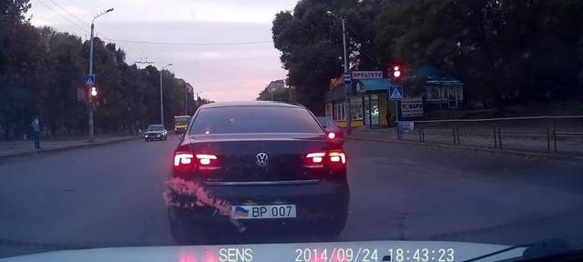 Появилось видео с иномаркой, которая на ходу выставила "крутые" ВР-номера