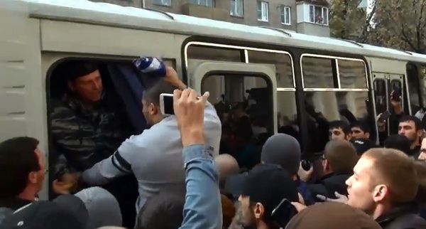 Полиция Москвы задержала мусульман, штурмовавших автобус ОМОНа