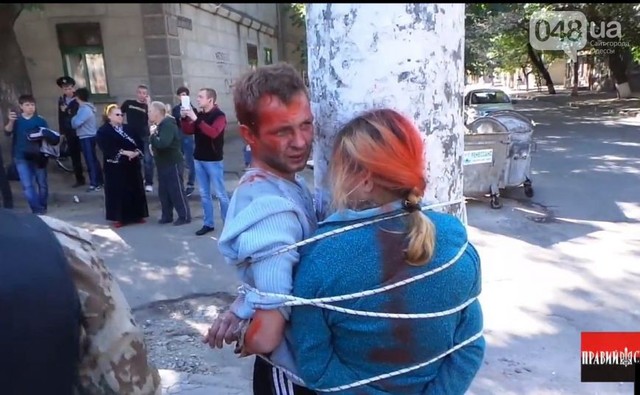 В Одессе наркоторговцев привязали к столбу и выкрасили краской из баллончика