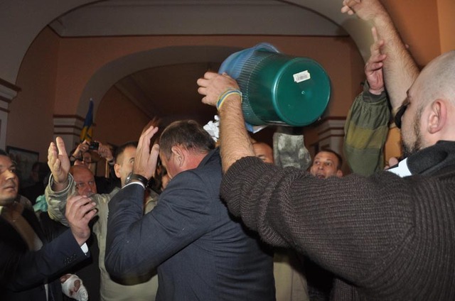 Прокурору Днепропетровской области вывернули на голову урну с мусором