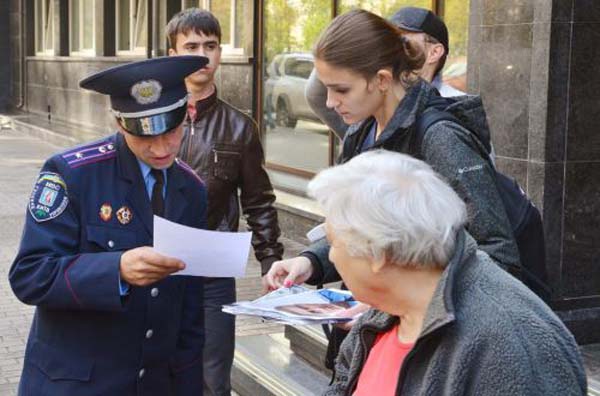 Жители 132-го округа пикетируют ГПУ и СБУ, требуя остановить подкуп избирателей