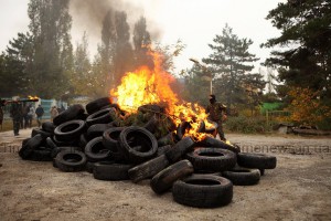 В Запорожье под домом директора «Запорожстали» жгли костер из покрышек